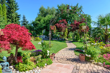 Gartenanlage mit Pflasterflächen und Rasen